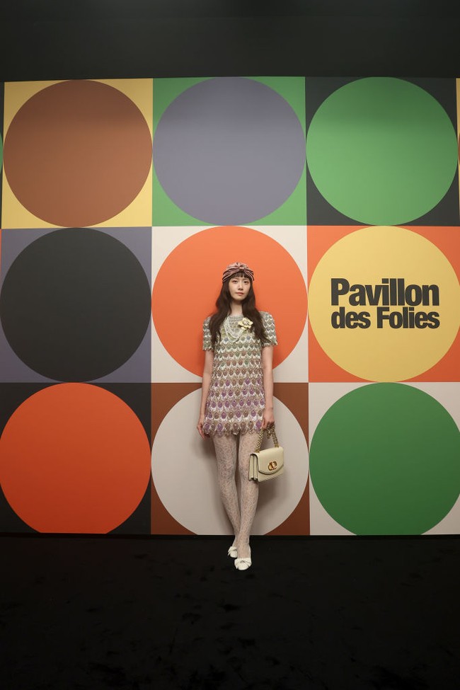 Dalam kesempatan itu, Yoona SNSD mengenakan dress berpayet warna-warni yang dipermanis dengan bros berbentuk bunga. Dia menjinjing koleksi tas putih dari Valentino yang serasi dengan sepatunya. Foto: Getty Images