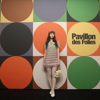 Dalam kesempatan itu, Yoona SNSD mengenakan dress berpayet warna-warni yang dipermanis dengan bros berbentuk bunga. Dia menjinjing koleksi tas putih dari Valentino yang serasi dengan sepatunya. Foto: Getty Images