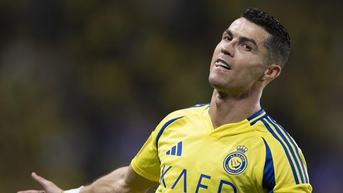 RIYADH, SAUDI ARABIA - SEPTEMBER 30: Cristiano Ronaldo of Al-Nassr celebrates after scoring a goal during the AFC Champions League group B match between Al-Nassr and Al-Rayyan at Alawwal Park Stadium in Riyadh, Saudi Arabia on September 30, 2024. (Photo by Mohammed Dabbous/Anadolu via Getty Images)