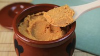 Dari Jepang, ada miso yang terbuat dari fermentasi kacang kedelai dengan jamur Aspergillus oryzae. Konsumsi miso melancarkan pencernaan, meningkatkan flora usus, dan menguatkan imunitas tubuh. Foto: Getty Images/Alexander Pyatenko