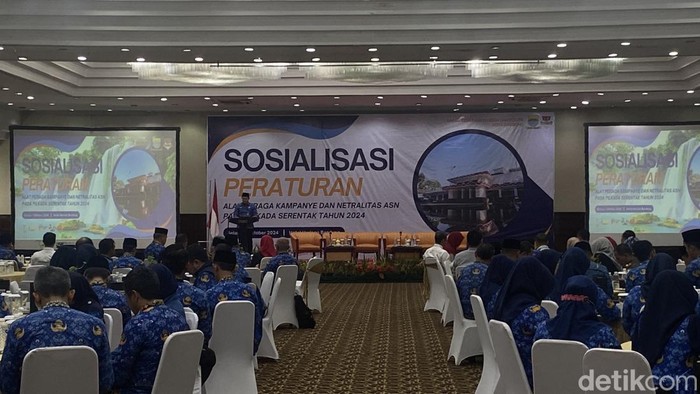 Acara sosialisasi peraturan alat peraga kampanye dan netralitas ASN di Hotel Horison, Kota Bandung