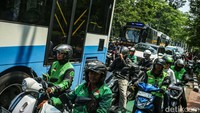 Sementara itu ruas jalan depan Stasiun Pal Merah terlihat macet.