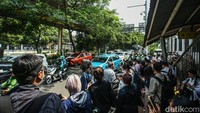 Banyak juga pekerja kantoran yang sedang menunggu angkutan umum di sekitar Stasiun Pal Merah.