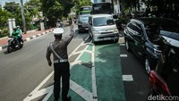Polisi dikerahkan untuk mengurai kemacetan.