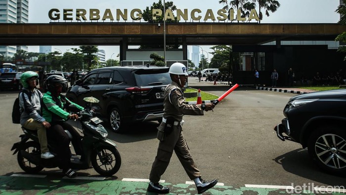 Lalu lintas di sekitar Gedung DPR RI saat pelantikan anggota DPR-DPD RI periode 2024-2029.