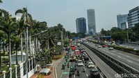 Arus lalu lintas di depan Gedung DPR ramai lancar, Selasa (1/10/2024).