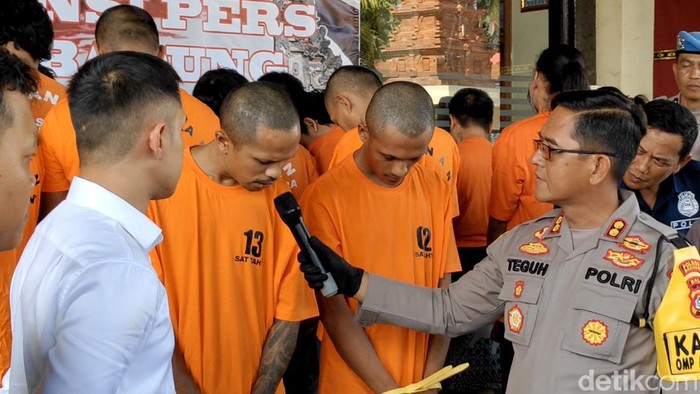 Adhitya Delvansha S dan Roman Ardianshah S, kakak beradik pelempar bom molotov ke sebuah laundry dihadirkan saat konferensi pers di Mapolres Badung, Selasa (1/10/2024). (Foto: Agus Eka/detikBali)