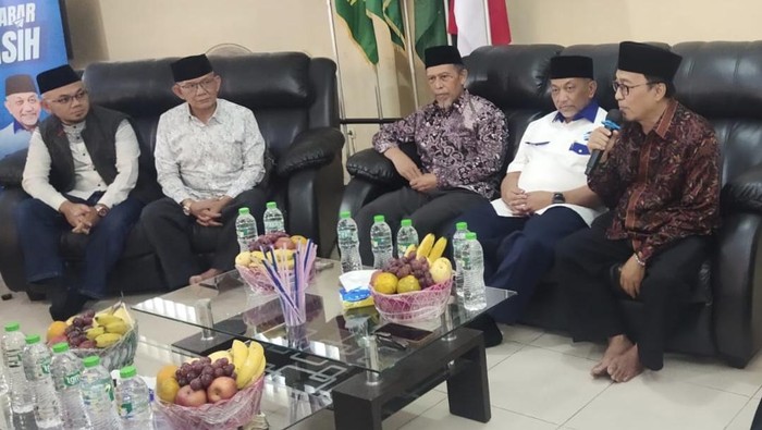 Ahmad Syaikhu (berbaju putih) saat silaturahmi dengan PW Persis Jabar. Di kesempatan tersebut, cagub Jabar nomor urut 3 ini memastikan akan meningkatkan mutu pendidikan dan pesantren di Jabar
