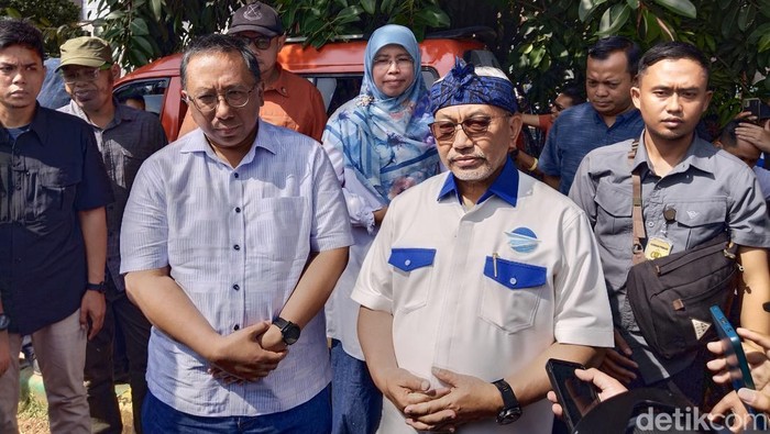 Ahmad Syaikhu (bersongkok Sunda biru) saat menerima aspirasi sopir angkot di Bandung Raya.