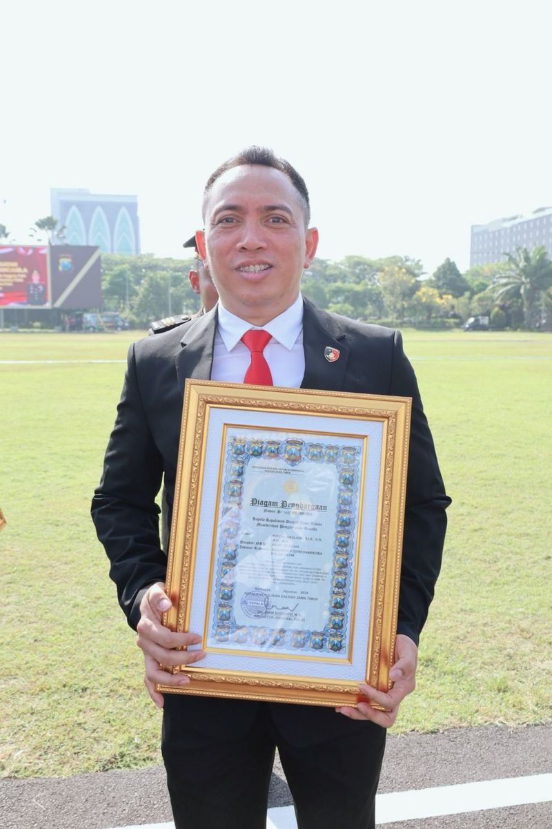 AKBP Mirzal Maulana mendapat penghargaan dari Kapolda Jatim