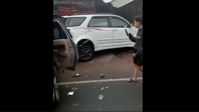 Aksi pengejaran polisi terhadap penjahat terjadi di jalur utama Tasikmalaya menuju Bandung pada Senin (30/9) sore. Diketahui target pengejaran adalah komplotan pelaku ganjal ATM.
