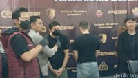 Andrew Andika dan kelima temannya diamankan oleh Satres Narkoba Polres Metro Jakarta Barat di dua tempat berbeda, yaitu di Bogor dan Jakarta Selatan. Foto: Febri/detikhot