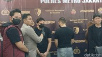 Saya mau minta maaf keluarga saya, terima kasih kepada Polres Metro Jakarta Barat khususnya Satres Narkoba Jakarta Barat terhadap pemulihan terbaik untuk saya. Saya juga berpesan jangan pakai narkoba, ungkap Andrew Andika saat ditemui di Polres Jakarta Barat, Selasa (1/10/2024).  Foto: Febri/detikhot