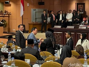 Pelukan Sultan-La Nyalla Setelah Nyaris Berkelahi di Voting Pimpinan DPD