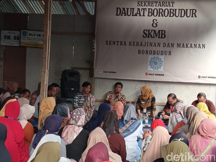 Anggota Ombudsman RI, Johanes Widjiantoro, menemui pedagang yang tergabung dalam Sentra Kerajinan dan Makanan Borobudur (SKMB) di Magelang, Jawa Tengah, Selasa (1/10/2024).