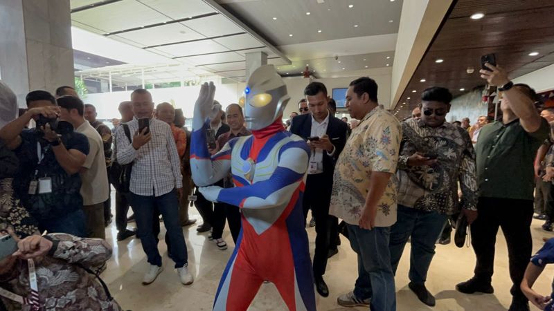 Seorang anggota DPR RI terpilih periode 2024-2029, Jamaludin Malik, menarik perhatian dalam pelantikan anggota MPR/DPR/DPD RI. Hal itu lantaran Jamaludin mengenakan kostum ultraman.
