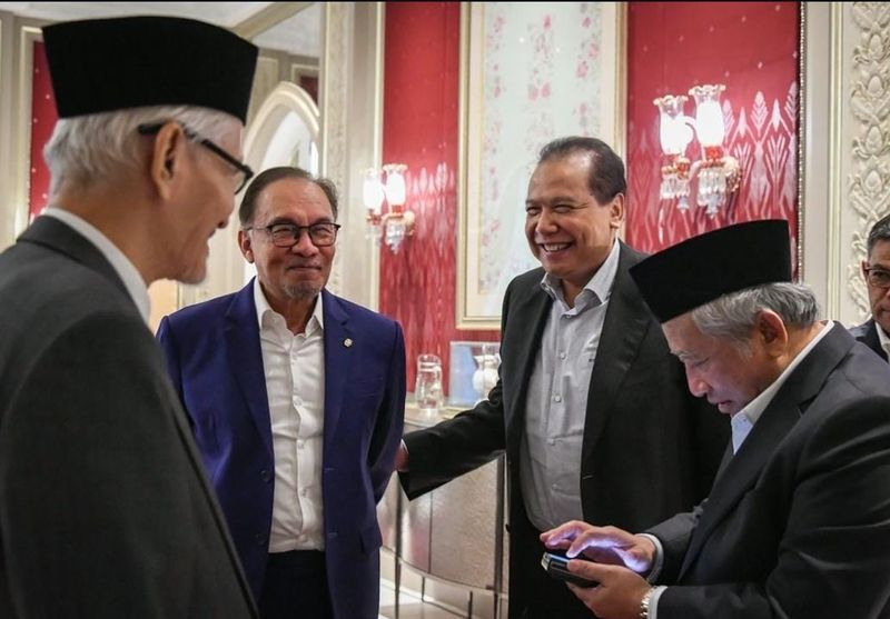 Anwar Ibrahim saat menyambut hangat CT dan rombongan di Malaysia (dok. Instagram Anwar Ibrahim)