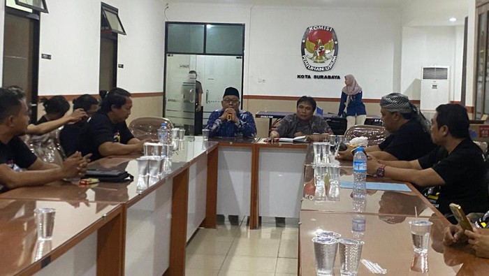 Audiensi MAKI Jatim di Kantor KPU Surabaya soal teknis debat Pilwali Surabaya lawan kotak kosong.
