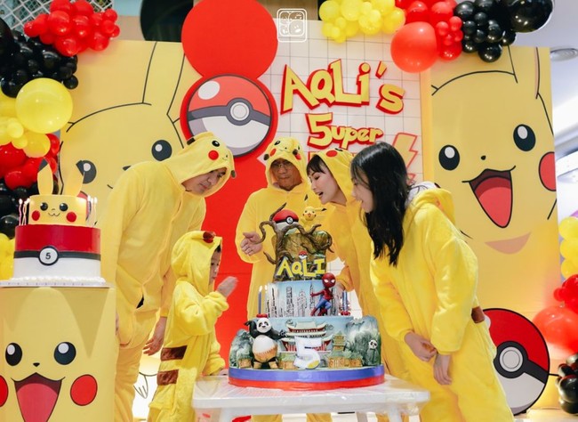 Sesuai dengan tema yang dipilih, Ayu sekeluarga kompak mengenakan kostum Pokemon berwarna kuning. Ayu dan keluarganya itu juga tampak setia mendampingi sang anak di perayaan ulang tahunnya. Foto: Instagram/@mrsayudewi