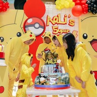 Sesuai dengan tema yang dipilih, Ayu sekeluarga kompak mengenakan kostum Pokemon berwarna kuning. Ayu dan keluarganya itu juga tampak setia mendampingi sang anak di perayaan ulang tahunnya. Foto: Instagram/@mrsayudewi