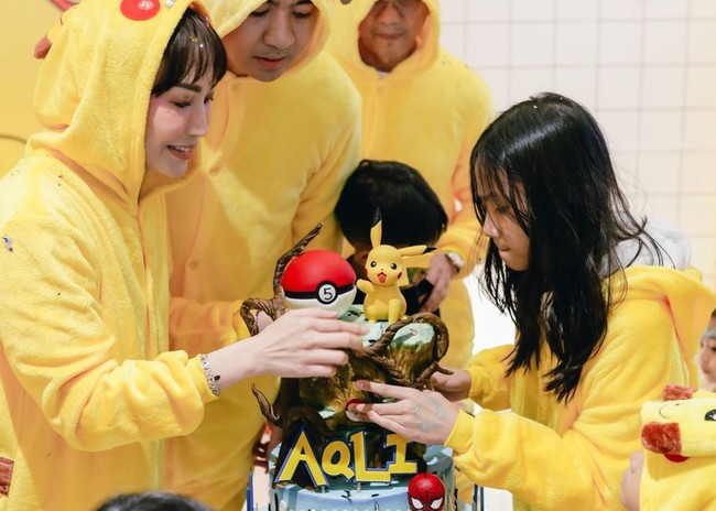 Mulai dari dekorasi, busana yang dikenakan, hingga kue ulang tahun Aqli semuanya bertema Pokemon. Terdiri dari beberapa tingkat, uniknya di bagian bawah kue ulang tahunnya itu juga terdapat karakter lain, yaitu Spiderman dan Kung Fu Panda. Foto: Instagram/@mrsayudewi