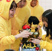 Mulai dari dekorasi, busana yang dikenakan, hingga kue ulang tahun Aqli semuanya bertema Pokemon. Terdiri dari beberapa tingkat, uniknya di bagian bawah kue ulang tahunnya itu juga terdapat karakter lain, yaitu Spiderman dan Kung Fu Panda. Foto: Instagram/@mrsayudewi