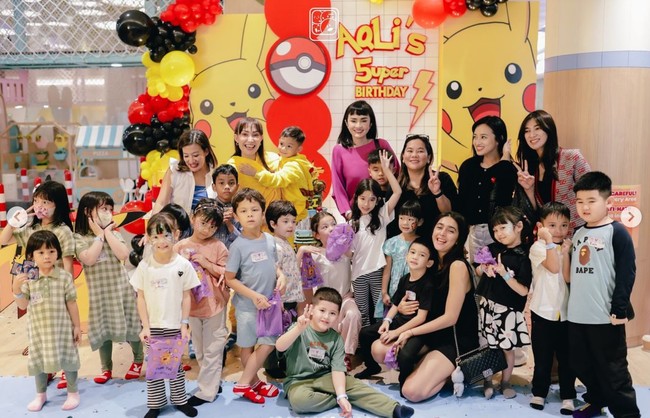 Digelar meriah, acara pesta ulang tahun Aqli ramai dihadiri oleh para sahabatnya. Rekan-rekan sang mama juga tampak hadir dengan membawa serta anak-anak mereka. Foto: Instagram/@mrsayudewi