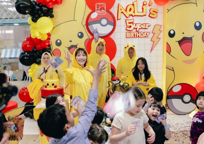 Acara terlihat berlangsung dengan begitu seru dan menyenangkan. Para sahabat Aqli yang hadir pun ikut bersenang-senang menikmati acara ulang tahun tersebut. Foto: Instagram/@mrsayudewi