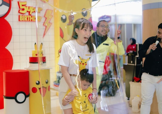 Beragam pertunjukkan juga telah disiapkan Ayu Dewi untuk menghibur para tamu undangan yang hadir. Salah satunya atraksi gelembung balon yang satu ini. Foto: Instagram/@mrsayudewi