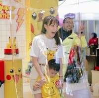 Beragam pertunjukkan juga telah disiapkan Ayu Dewi untuk menghibur para tamu undangan yang hadir. Salah satunya atraksi gelembung balon yang satu ini. Foto: Instagram/@mrsayudewi