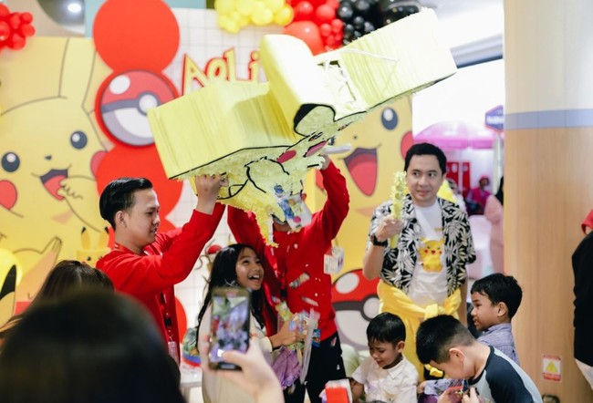 Ada juga pinata berbentuk pokemon yang berisi banyak snack anak-anak. Terlihat anak-anak yang hadir begitu antusias mengikuti berbagai acara menarik di ulang tahun Aqli. Foto: Instagram/@mrsayudewi