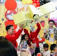 Ada juga pinata berbentuk pokemon yang berisi banyak snack anak-anak. Terlihat anak-anak yang hadir begitu antusias mengikuti berbagai acara menarik di ulang tahun Aqli. Foto: Instagram/@mrsayudewi