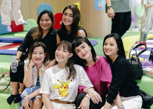 Nabila Syakieb, salah satu rekan artis Ayu tampak hadir di acara ulang tahun Aqli. Bersama para rekan-rekannya yang lain, Ayu yang mengenakan kaos putih bergambar Pokemon itu tampak berpose bersama. Foto: Instagram/@mrsayudewi
