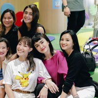 Nabila Syakieb, salah satu rekan artis Ayu tampak hadir di acara ulang tahun Aqli. Bersama para rekan-rekannya yang lain, Ayu yang mengenakan kaos putih bergambar Pokemon itu tampak berpose bersama. Foto: Instagram/@mrsayudewi