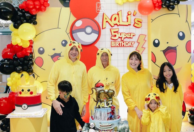 Muhammad Aqli Ataya anak ketiga Ayu Dewi dan Regi Datau pada 29 September 2024 baru saja berulang tahun yang ke-5. Pesta perayaan ulang tahunnya dibuat meriah dengan mengusung tema Pokemon. Foto: Instagram/@mrsayudewi
