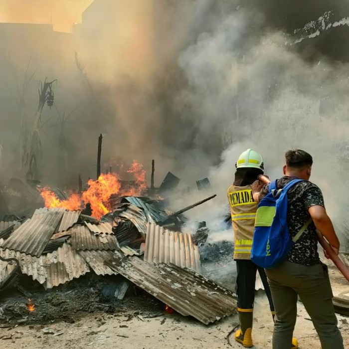 Bangunan semipermanen di Sunter Jaya, Tanjung Priok, Jakut, terbakar. Pemadam kebakaran (damkar) menyatakan kebakaran disebabkan korsleting listrik. (dok Damkar Jakut)