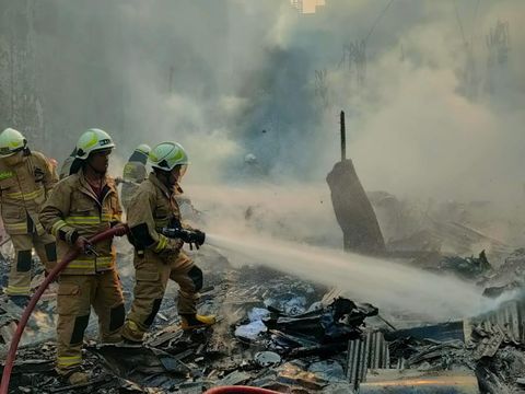 Bangunan semipermanen di Sunter Jaya, Tanjung Priok, Jakut, terbakar. Pemadam kebakaran (damkar) menyatakan kebakaran disebabkan korsleting listrik. (dok Damkar Jakut)