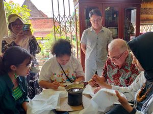 Intip Keseruan Bule Australia Belajar Membatik di Gajah Mungkur Gresik