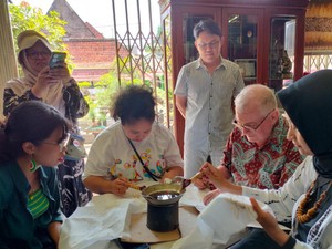 Saat Bule-bule Australia Asyik Belajar Batik di Gresik