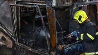 Petugas pemadam kebakaran memadamkan api yang melalap bus sekolah bersama siswa dan guru di dalamnya, di pinggiran Bangkok, Thailand, Selasa (1/10/2024).