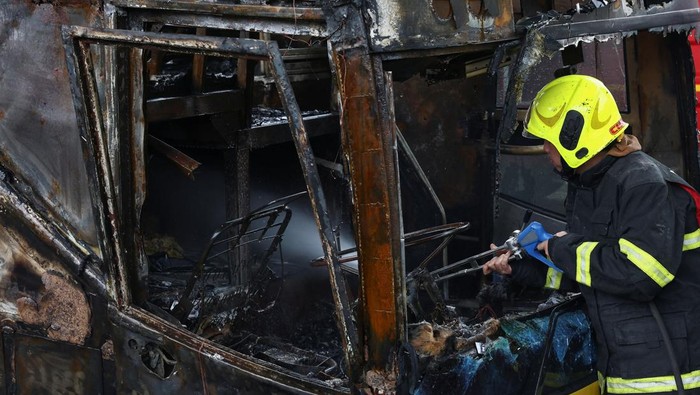 Bus Rombongan Siswa-Guru di Bangkok Terbakar, Belasan Penumpang Tewas Sebuah bus yang membawa siswa dan guru di Bangkok terbakar. Dilaporkan belasan orang tewas.