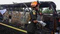 Jaringan radio lalu lintas Jor Sor 100 melaporkan, kebakaran di bus di Jalan Phahon Yothin masuk dekat pusat perbelanjaan Zeer Rangsit pada pukul 12.30.