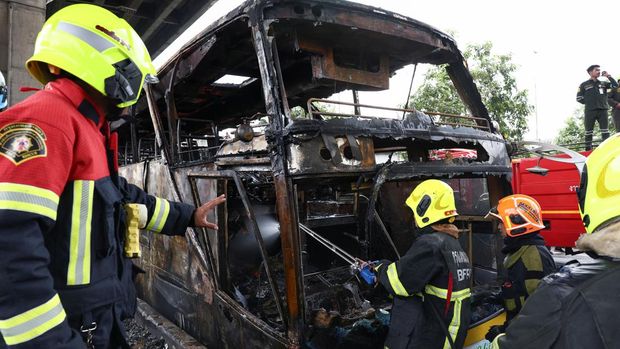 Sebuah bus yang membawa siswa dan guru di Bangkok terbakar. Dilaporkan belasan orang tewas.