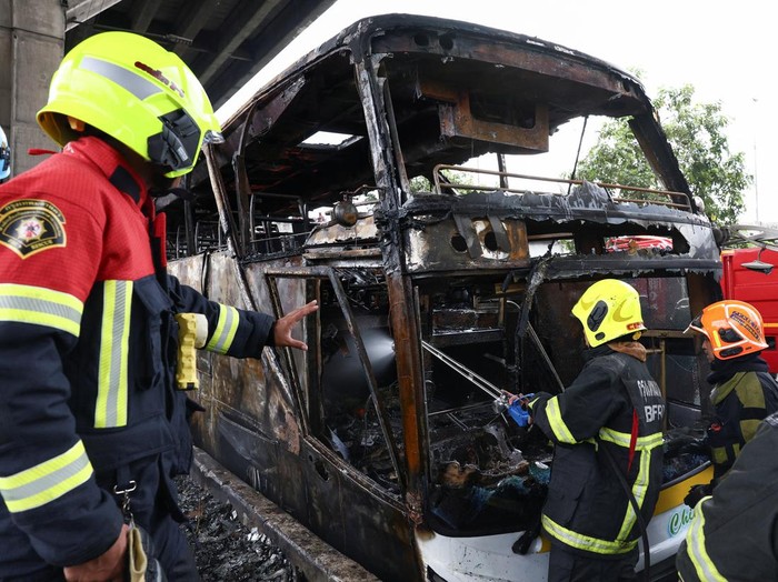 Sebuah bus yang membawa siswa dan guru di Bangkok terbakar. Dilaporkan belasan orang tewas.