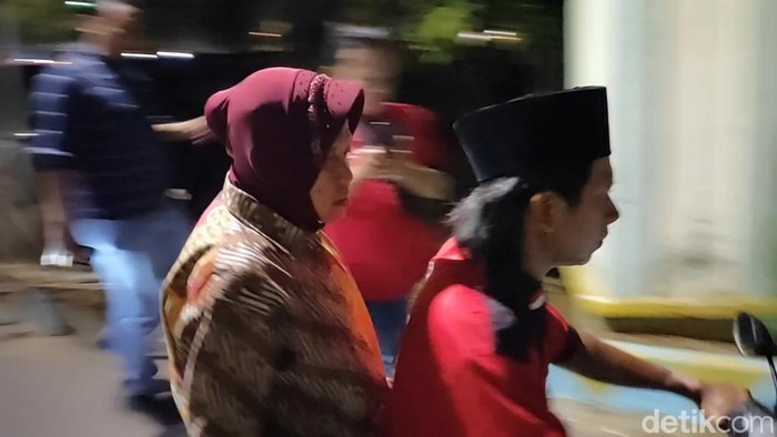 Cagub Jatim nomor urut 3 Risma menyusuri sungai penyebab banjir di Kota Pasuruan.