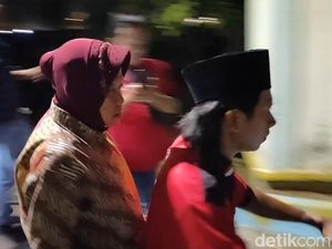 Dibonceng Naik Motor, Risma Susuri Sungai Penyebab Banjir di Pasuruan