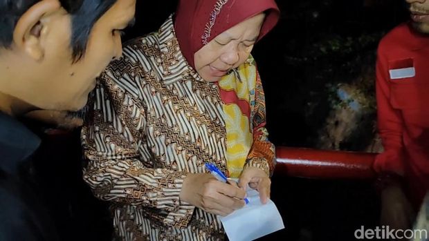 Cagub Jatim nomor urut 3 Risma menyusuri sungai penyebab banjir di Kota Pasuruan.
