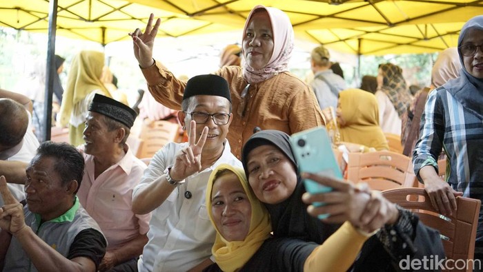 Calon bupati Soppeng Suwardi Haseng berswafoto dengan masyarakat Lalabata, Soppeng.