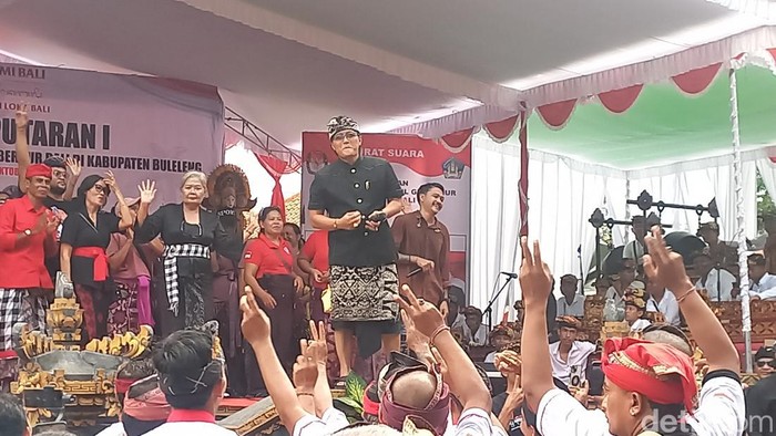 Calon Wakil Gubernur Bali nomor urut 2 I Nyoman Giri Prasta saat kampanye di Buleleng, Bali Selasa (1/9/2024). (Foto: Made Wijaya Kusuma/detikBali)