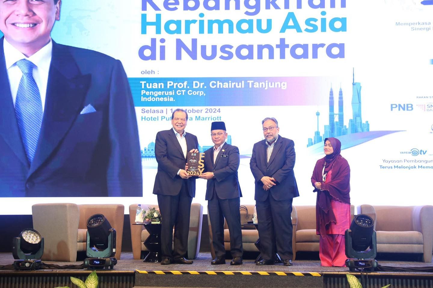 Chairman CT Corp Chairul Tanjung (CT) menjadi pembicara kunci dalam Forum Serantau Yayasan Pembangunan Ekonomi Islam Malaysia (YAPEIM) di Marriot Hotel Putrajaya, Malaysia, Selasa (1/10/2024). (Facebook/Menteri Agama Malaysia Mohd Na'im bin Mokhtar)